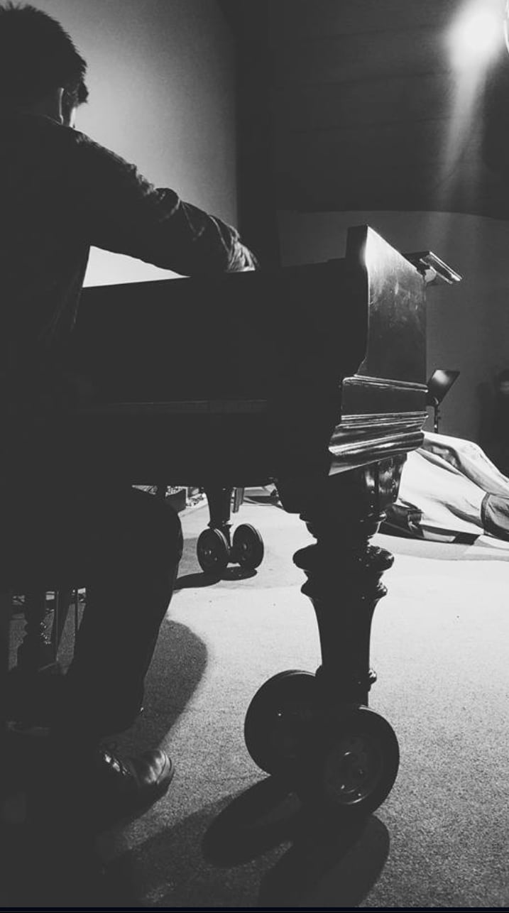 Derzsi-Pap Álmos hangol egy koncert előtt.